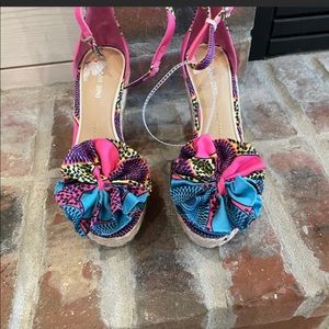 New Gianni Bini Printed Wedge sandals